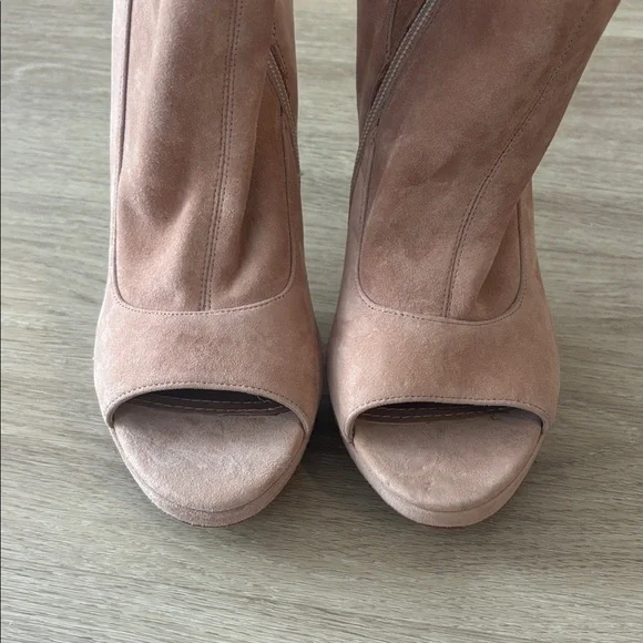 NWOT BCBGMaxAzria Light Pink Suede High Heels - Picture 4 of 11